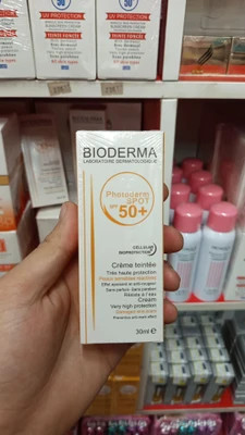 کرم ضد آفتاب بی رنگ SPF50 بیودرما اصل وارداتی